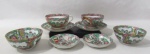 PORCELANA - Duas xícaras para chá com seus respectivos pires, dois bowls e duas tigelas, em porcelana oriental vitrificada branca, no padrão família rosa, estilo cantonês, pintados à mão, com rica ornamentação policromada representando cenas do gênero, borboletas, volutas e elementos vegetalistas, com generosos arremates e filetes à ouro, xicaras com figura de gueixa no fundo, peças marcadas com selo vermelho em caracteres na base. Medidas: xicaras: alt 5 cm x diam 9,8 cm/ pires: diam 14,8 cm/ bowls: alt 5 cm x diam 10,5 cm/ tigelas: alt 2,5 cm x diam 9,8 cm.