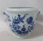 PORCELANA VISTA ALEGRE PORTUGAL - Um cachepot em porcelana portuguesa vitrificada, ricamente decorado com motivos vegetalistas em monocromia na tonalidade azul cobalto, pegas laterais trabalhadas, iniciando com folhas e finalizando com volutas em relevo. Medidas alt 14 cm x diam da borda 14 cm.