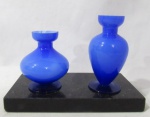 MURANO - Dois vasos bojudos, em murano azul, com interior na tonalidade branca. Medidas: maior alt 11,5 cm x diam da borda 3,8 cm/ menor alt 8,5 cm x diam da borda 4 cm.