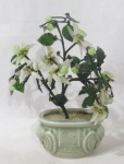 DIVERSOS - Bonsai em pasta de vidro com vaso em porcelana celadon na cor verde, decorado com elefantes. Medidas alt 23 cm x comp 11,5 cm x larg 7 cm.