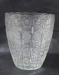 CRISTAIS - Belíssimo vaso em cristal translúcido europeu, ricamente lapidado de estrelas, cata-ventos, caneluras, cruzetas e pingos de diamante, com bordas serrilhadas, fundo estrelado, medindo alt 21 cm x diam da borda 19 cm. Em ótimo estado!