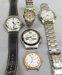 RELÓGIOS, cinco (5) distintos de pulso: 1 da marca RAYMOND WEIL, Geneve, Suíço, movimento quartz, mostrador branco com algarismos romanos, possui datador, caixa em metal dourado, tampa em aço, medindo 31 mm diâmetro, falta a pulseira; 1 da marca STYLE & COMPANY, movimento quartz, caixa e pulseira elástica em metal, medindo 26 mm, mostrador com algarismos arábicos; 2 da marca SWATCH, modelo IRONY, caixa em alumínio, movimento quartz, falta a pulseira de um deles e o cristal do outro, medindo 40 mm e 36 mm diâmetro; 1 da marca TOMMY HILFIGER, mostrador com algarismos arábicos, possui datador, caixa e pulseira (partida) em aço inox, medindo 38 mm diâmetro, todos usados, não testados e sem garantias.