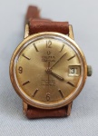 RELÓGIO, um (1) de pulso da marca OLMA (Olma Watch Company, fundada em 1926, com sede na 33 Rue de LHospital, Fleurier, Suíça; em 1978 recebeu o Certificado do Observatório de Neuchatel, que atesta a qualidade de relógios precisos e de primeira classe), mostrador com algarismos arábicos, possui datador, mecanismo automático, incabloc (corda inquebrável), modelo NIVAFLEX MAINSPRING, caixa em metal dourado, tampa em aço inox, numerado 0766-3, medindo 30 mm diâmetro, pulseira em couro, usado, funcionando e sem garantia.