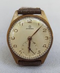 RELÓGIO, um (1) antigo de pulso, marca OMEGA WATCH (em 1848 começou em uma pequena oficina em La Chaux de Fonds na Suíça, fundada por Louis Brandt; em 1879 Louis faleceu e seus filhos assumiram o negócio; em 1885 lançaram seu primeiro relógio produzido em massa; em 1892 lançaram seu primeiro relógio de repetição; em 1905 passou a ser o cronometrista oficial dos eventos esportivos na suíça; em 1932 foi o cronometrista dos jogos Olímpicos de Los Angeles, parceria que continua até a atualidade, atuando em mais de vinte Jogos Olímpicos; em 1962 seu modelo Speedmaster foi usado por um astronauta na missão Mercury Sigma 7; em 1965 a NASA tornou o modelo oficial para as Missões Espaciais; em 1969 fez a primeira viagem a lua; em 1990 ganhou popularidade como relógio oficial de James Bond), mostrador com algarismos arábicos, mecanismo a corda com 15 rubis ou safiras, falta a coroa, maquina numerada 10365002, caixa em latão, tampa em aço, medindo 32 mm diâmetro, pulseira em couro, usado, não testado e sem garantia.