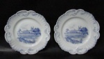 PORCELANA VISTA ALEGRE PORTUGAL -Dois (2) Pratos de coleção em porcelana com esmaltagem branca pintado a mão decorado com cenas de castelo  bordas onduladas. Medidas: 15,5 cm de diâmetro.