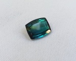 GEMA, uma (1) TURMALINA, retangular, tonalidade verde azulada, lapidação dita Ceilão, medindo aproximadamente 11 x 9 mm, peso aproximado 4 carats.