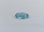 GEMA, uma (1) ÁGUA MARINHA ou TOPÁZIO, tonalidade azul clara, retangular, lapidação oval, medindo aproximadamente 13 x 6 mm, peso aproximado 3 carats.