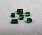 GEMAS, três (6) TURMALINAS, tonalidade verde intenso, lapidação esmeralda, peso total aproximado 5,5 carats.