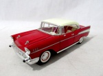 COLECIONISMO - Um carro Chevrolet Bel Air (1957). fabricante SS, enumerado 8712,, escala 1/ 24, confeccionado em metal esmaltado na cores vermeha e creme, pneus de borracha, as portas e capô se abrem, usado. Medida 20,5 cm de comprimento.