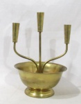 METAL DOURADO - Candelabro para três velas em metal dourado, acoplado em bacia redonda, apoiada sobre pé bolacha. Medidas: altura 30,5 cm x diâmetro: 20 cm x diâmetro da base 11,5 cm.