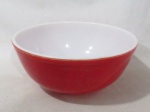 VIDRO PYREX - Grande tigela em vidro na cor vermelha da marca PYREX (Made in USA), com marca da manufatura no fundo. Medidas alt 11 x diam 26,5 cm. Possui marcas do tempo na parte externa.