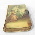 ARTE SACRA - Um Missal Devocionário para meninos, apropriado especialmente para os que se preparam para a primeira comunhão, impresso em espanhol em 1926, capa em baquelite (ou material similar), com presilha lateral em metal amarelo. Medidas: 10,5 cm de altura x 6 cm de largura. Possui discretas perdas e desgastes.