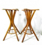 MOBILIÁRIO, par (2) bases para mesa de bar, séculos XIX/XX, confeccionada em madeira cilíndrica curvada (pau rosa), padrão Austríaco Thonet, com quatro pés fixados em coluna central cilíndrica, amarração superior em cruzeta e inferior circular, (O móvel Austríaco teve grande aceitação no Brasil a partir de 1861, inicialmente eram fabricados por Michael Thonet, depois pelo seu filho Gebruder Thonet, logo em seguida apareceram outros fabricantes como: Fischel e Niemes I. B., os de procedência austríaca tem sempre um carimbo, etiqueta ou nome gravado no avesso do assento; em 1890 foi fundada no Rio de Janeiro a Companhia de Móveis Curvados, por Ernesto Eugênio da Graça Bastos e Leandro Augusto Martins, para fabricar em grande escala móveis imitando os austríacos, cujo o escritória à época ficava na Rua General Câmara 68 e a fabrica na Rua Oliveira Fausto 18), pequenos defeitos do uso, vide fotos extra, medindo altura 75 x largura do topo 36.