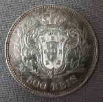 NUMISMÁTICA, Portugal, uma (1) moeda de 500 reis (cinco tostões), em prata (835 milésimos), data 1908, reinado de D. Manuel II (trigésimo terceiro rei de Portugal, filho de D. Carlos I e D. Maria Amélia, nasceu em Lisboa no ano de 1889, em 1908 subiu ao trono depois de um atentado que matou seu pai e seu irmão; em 1909 enfrentou um desastroso terremoto que abalou o país; em 1910 devido a revolução que proclamou a república, refugiou-se no iate real DAmélia seguindo para Gibraltar e depois para Inglaterra; em 1913 casou-se com D. Augusta Vitória; em 1932 faleceu sem deixar herdeiros, seus restos mortais encontram-se no Panteão de São Vicente de Fora em Portugal), excelente estado de conservação, peso 12,5 gr.