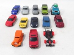 BRINQUEDOS - treze (13) Carrinhos em miniatura de modelos e cores diversas da marca MAISTO. medidas: 7,5 cm de comprimento. alguns possui discretas marcas do tempo.