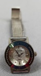 RELÓGIO, um (1) de pulso, feminino, marca OMEGA WATCH (em 1848 começou em uma pequena oficina em La Chaux de Fonds na Suíça, fundada por Louis Brandt; em 1879 Louis faleceu e seus filhos assumiram o negócio; em 1885 lançaram seu primeiro relógio produzido em massa; em 1892 lançaram seu primeiro relógio de repetição; em 1905 passou a ser o cronometrista oficial dos eventos esportivos na suíça; em 1932 foi o cronometrista dos jogos Olímpicos de Los Angeles, parceria que continua até a atualidade, atuando em mais de vinte Jogos Olímpicos; em 1962 seu modelo Speedmaster foi usado por um astronauta na missão Mercury Sigma 7; em 1965 a NASA tornou o modelo oficial para as Missões Espaciais; em 1969 fez a primeira viagem a lua; em 1990 ganhou popularidade como relógio oficial de James Bond), movimento quartz, medindo 23 mm diâmetro, caixa, tampa e pulseira em aço escovado, usado, não testado e sem garantia.