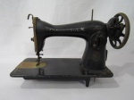 COLECIONISMO - Uma antiga máquina de costura da manufatura Singer, confeccionada em ferro fundido patinado de preto com decoração em folhas de acanto na cor cinza. (Não testado e sem garantia de funcionamento). Altura: 18 cm; largura: 18 cm; comprimento: 38 cm.