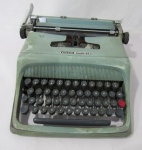 DIVERSOS - Máquina de escrever portátil marca Olivetti Studio 44  na cor verde. Medidas alt:12  cm x larg: 30 cm x comp: 40 cm. (com sinas de uso)