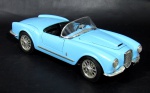 COLECIONISMO - Um (1) carro da marca  BURAGO, LANCIA AURELIA B24 SPIDER, 1955 - escala 1/18, metal azul. Made in Italy.  sinais de manuseamento. Medidas:9,5 cm de largura x  24,5 cm de comprimento.