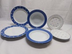 Jogo de 9 pratos em porcelana Schmidt estampado. Sendo 3 rasos (26cm), 3 fundos (23,5cm) e 3 de sobremesa (19cm).