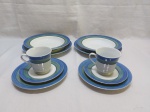 Jogo de 2 xícaras de chá com bolo, 2 pratos raso e 2 pratos fundos em porcelana Schmidt. Medindo os pratos rasos (26cm) e os pratos fundos (23,5cm).