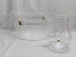 Balde de gelo e jarra em acrílico incolor do Champagne Chandon. Medindo o balde 41cm x 29,5cm x 23cm de altura.