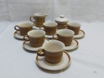 Jogo de servir chá em cerâmica vitrificada, composto de açucareiro, leiteira e 6 xícaras com pires. Medindo a leiteira 9cm de altura.