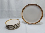 Jogo de prato de bolo com 7 pratinhos em cerâmica vitrificada. Medindo o prato de bolo 31cm de diâmetro.