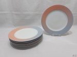 Jogo de 5 pratos rasos em porcelana Schmidt com estampa rosa e azul. Medindo 26cm de diâmetro. Um dos pratos com leve bicado na borda, nada que prejudique a beleza e utilização da peça.