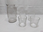Lote composto de jarra com 4 copos em vidro moldado. Medindo a jarra 22cm de altura.