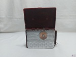 Radio portátil vintage em baquelite da marca RCA Victor, modelo 54B3, de 1940.