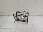 Revisteiro em ferro forget. Medindo 40cm x 24,5cm x 34cm de altura.