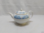 Bule de chá, café em porcelana inglesa com borda azul floral, friso ouro. Medindo 24,5cm bico alça x 15cm de altura.