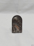 Placa de Nossa Senhora com menino Jesus em prata de lei, com moldura em madeira. Medindo 9cm x 5cm.