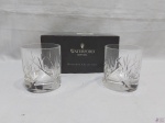 Par de copos de whisky em cristal Waterford lapidado. Medindo 8cm de diâmetro x 9cm de altura.