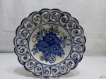 Prato decorativo em porcelana portuguesa azul e branca vazada. Medindo 29cm de diâmetro.