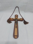 Crucifixo em madeira com cristo em metal prateado. Medindo 35cm x 20cm.