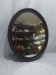 Lindo espelho oval para pendurar com moldura em madeira. Medindo 56cm x 46cm.