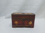 Linda caixa decorativa em madeira com acabamento em metal dourado e lâminas de osso. Medindo 22,5cm x 10,5cm x 13,5cm de altura.