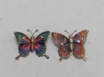 Par de botons na forma de borboletas em metal esmaltado. Medindo 5cm x 4cm.