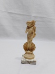 Escultura de mulher desnuda em resina Italiana com base e mármore. Medindo 6cm x 6cm de base x 17,5cm de altura.