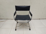 Linda cadeira em alumínio com encosto e assento forrado em couro, com rodízio. Medindo 57cm x 46cm x 82cm de altura do encosto.