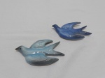 Par de enfeites na forma de ave para pendurar em porcelana azul. Medindo 15cm de comprimento.