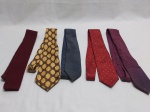 Lote de 5 gravatas de marca diversas, como Envoy, Chloé, etc. Medindo a vermelha 140cm de comprimento. Sendo 4 em pura seda.