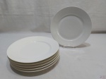 Jogo de 6 pratos rasos em porcelana branca, alguns com marcas francesas no verso. Medindo 23cm de diâmetro.