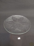 Prato de Bolo em Vidro Moldado.  flores ao fundo .Medida: 30 cm diametro
