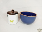 Lote 2 Peças em Porcelana sendo 1 Pote e 1 Bowl em Ceramica  vitrificazda Azul. Medida: Bowl 12 cm x 20,5 cm e pote 13 cm altura x 11 cm diametro
