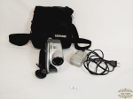 Filmadora Sony Handycam DCR - DVD 105 f no estojo. Medida: 13 cm.Liga e desliga ,  acompanha bateria. Lente   Zeiss