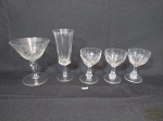 Lote 5 Taças em Vidro Diversos Modelos. Medida: 1 aberta 12,5 cm x 10 cm , 1 flut 16 cm x 6 cm e 3 aperitivo 10 cm x 6 cm