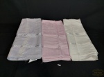 3 toalhas de Rosto em Algodão sendo 1 lilas, rosa e 1 branca. 95 % algodão . apresenta marcas de guardado e lilas apresenta perda coloração . Medida: 50 cm x 80 cm